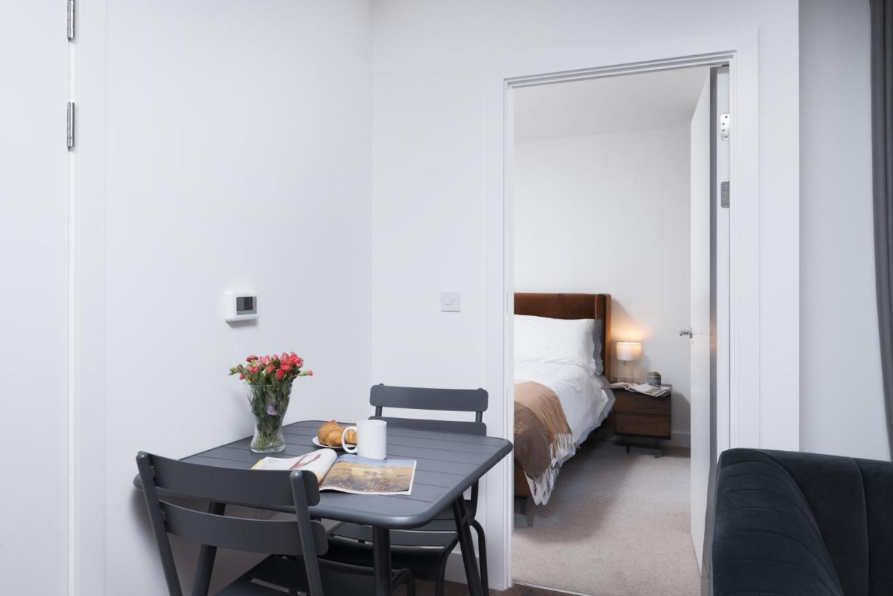 Modern Studios And Apartments At Barking Wharf In London Kültér fotó