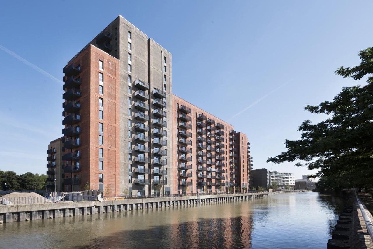 Modern Studios And Apartments At Barking Wharf In London Kültér fotó