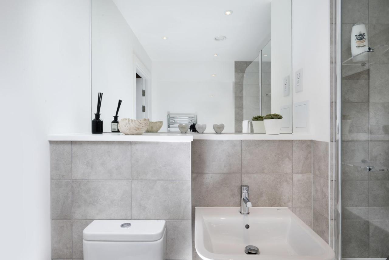 Modern Studios And Apartments At Barking Wharf In London Kültér fotó