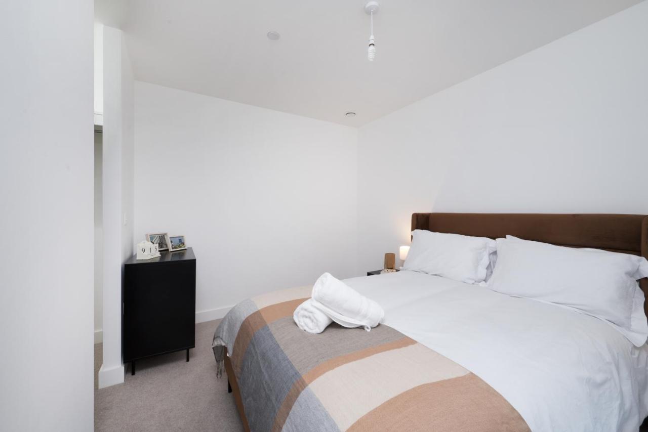 Modern Studios And Apartments At Barking Wharf In London Kültér fotó