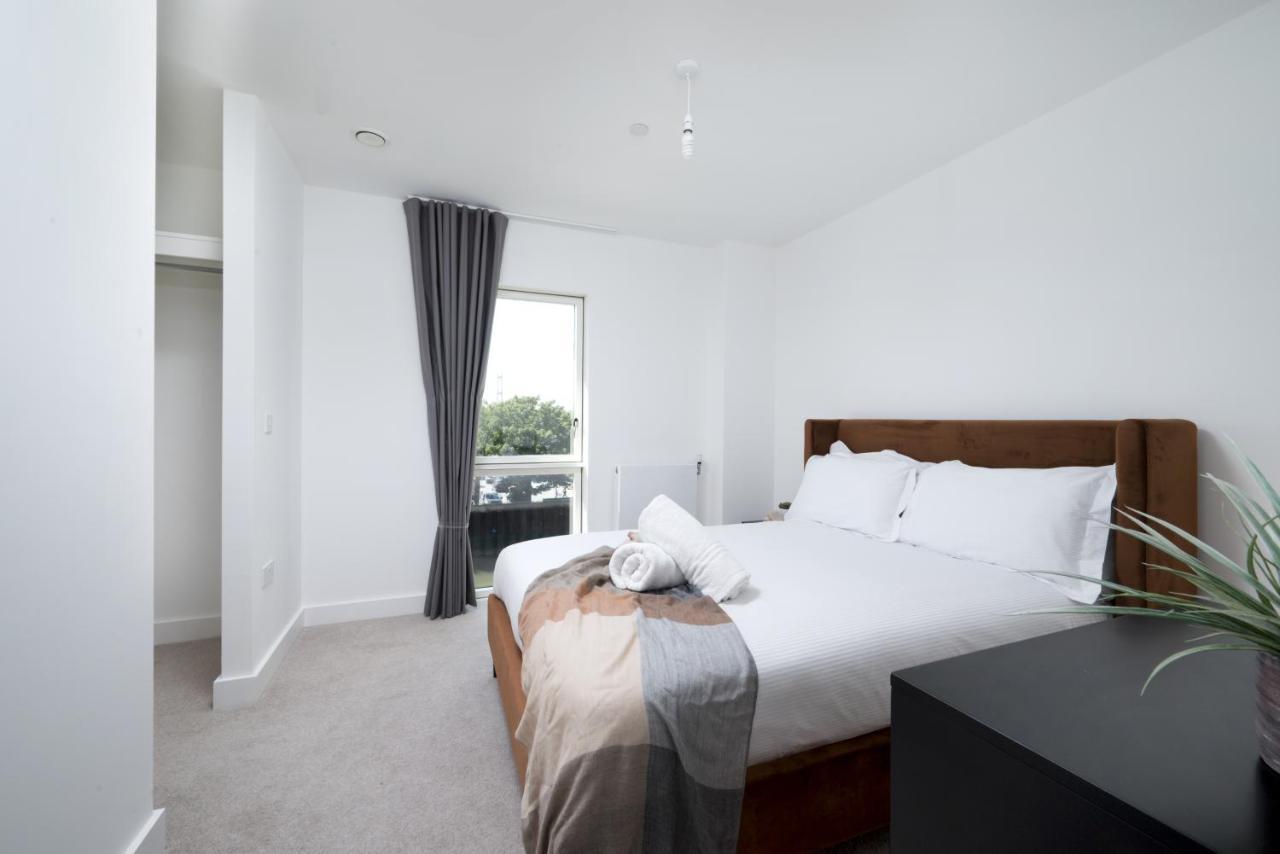Modern Studios And Apartments At Barking Wharf In London Kültér fotó