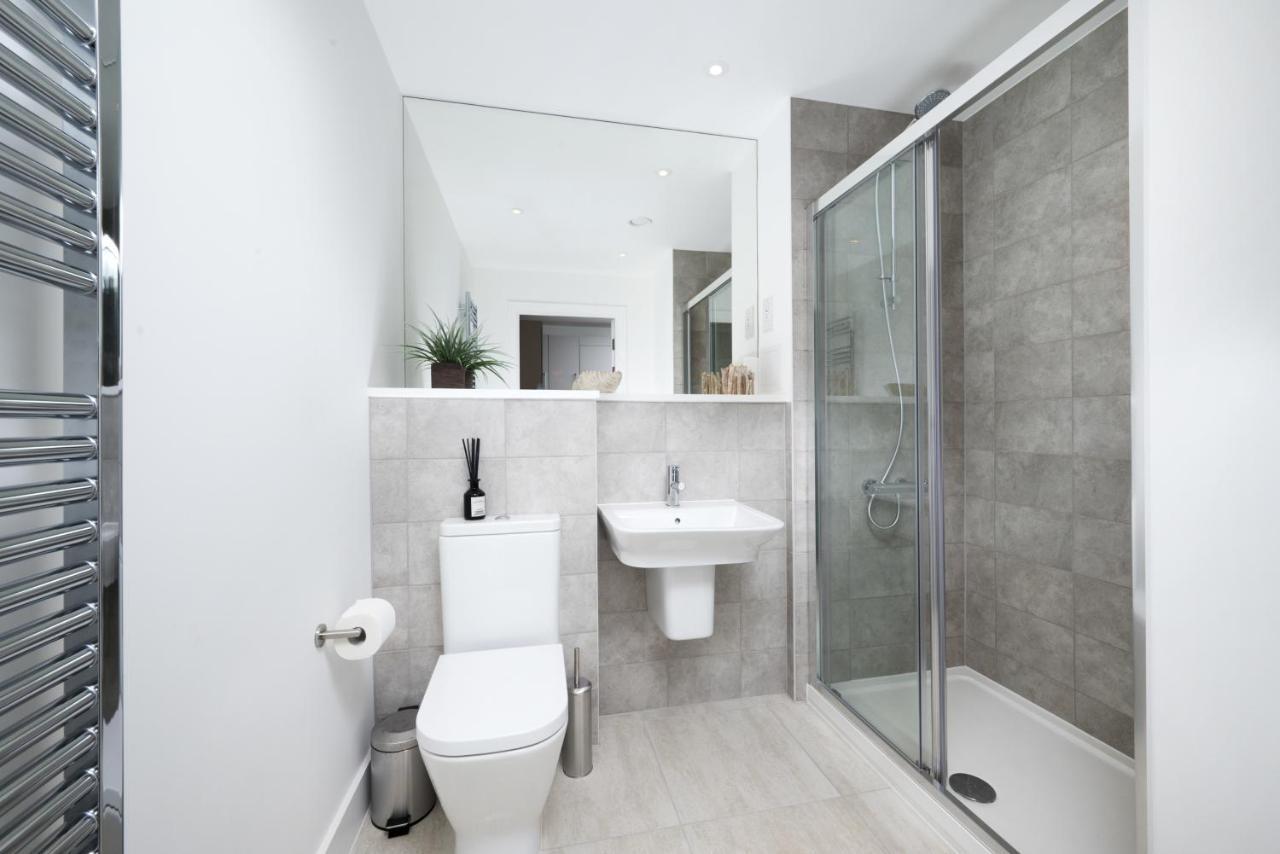 Modern Studios And Apartments At Barking Wharf In London Kültér fotó