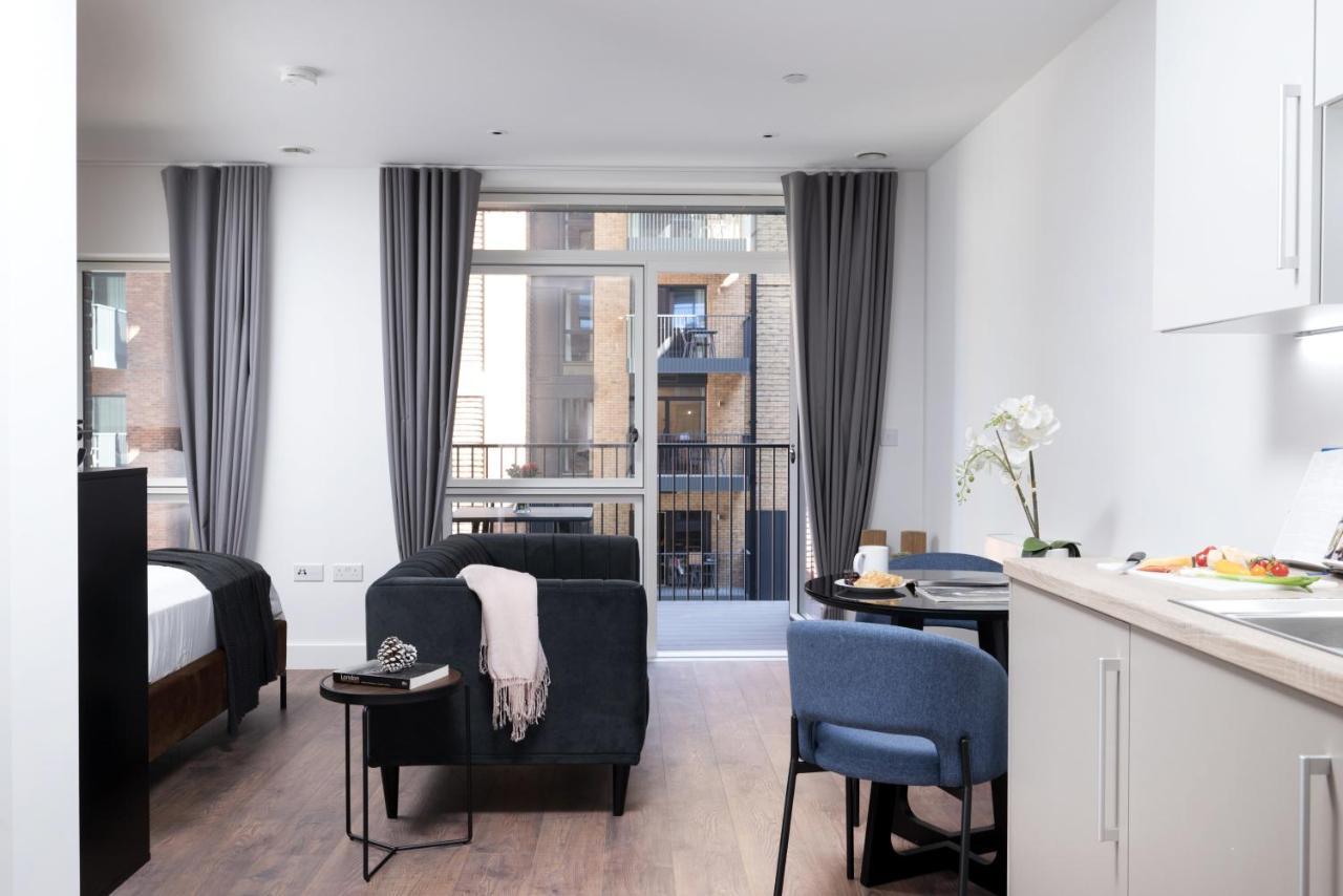 Modern Studios And Apartments At Barking Wharf In London Kültér fotó