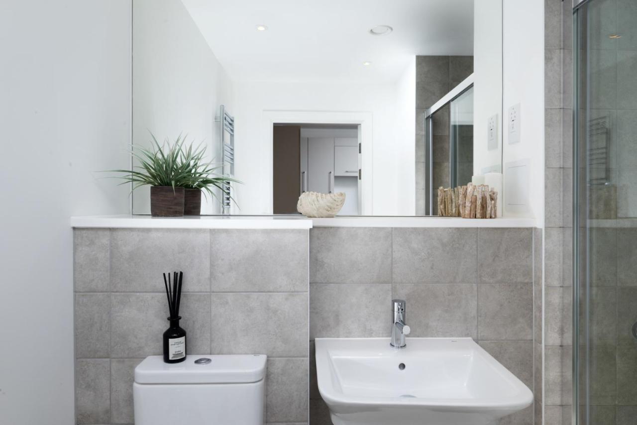 Modern Studios And Apartments At Barking Wharf In London Kültér fotó