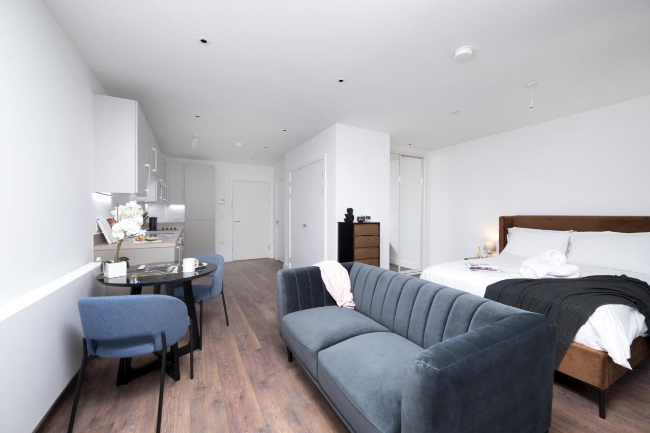 Modern Studios And Apartments At Barking Wharf In London Kültér fotó